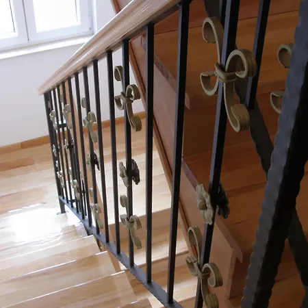 Daire Artistic Split